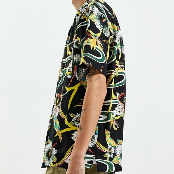 New Urban Outfitters Tropical Rayon Short Sleeve Button-Down Shirt - Picture 5 of 6
